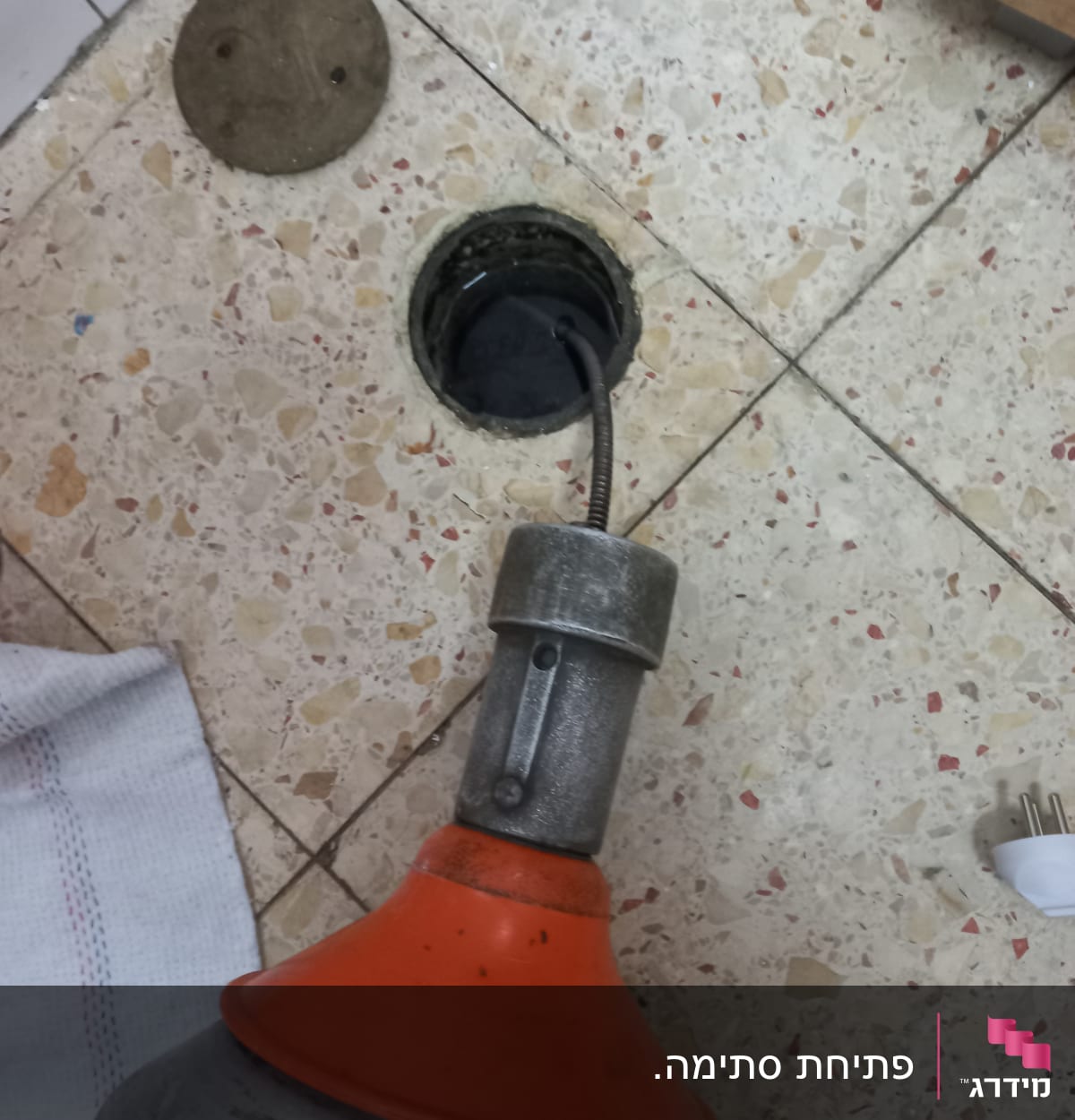 כלי עבודה לפתיחת סתימות בצנרת על רצפה